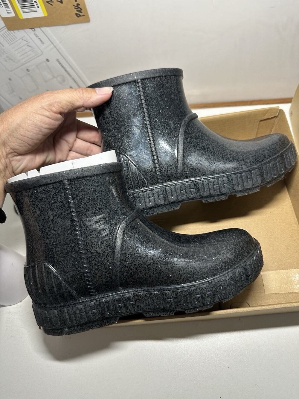 UGG Unisex Child Drizlita Glitter Boot Glitter Little Kid Sz 2